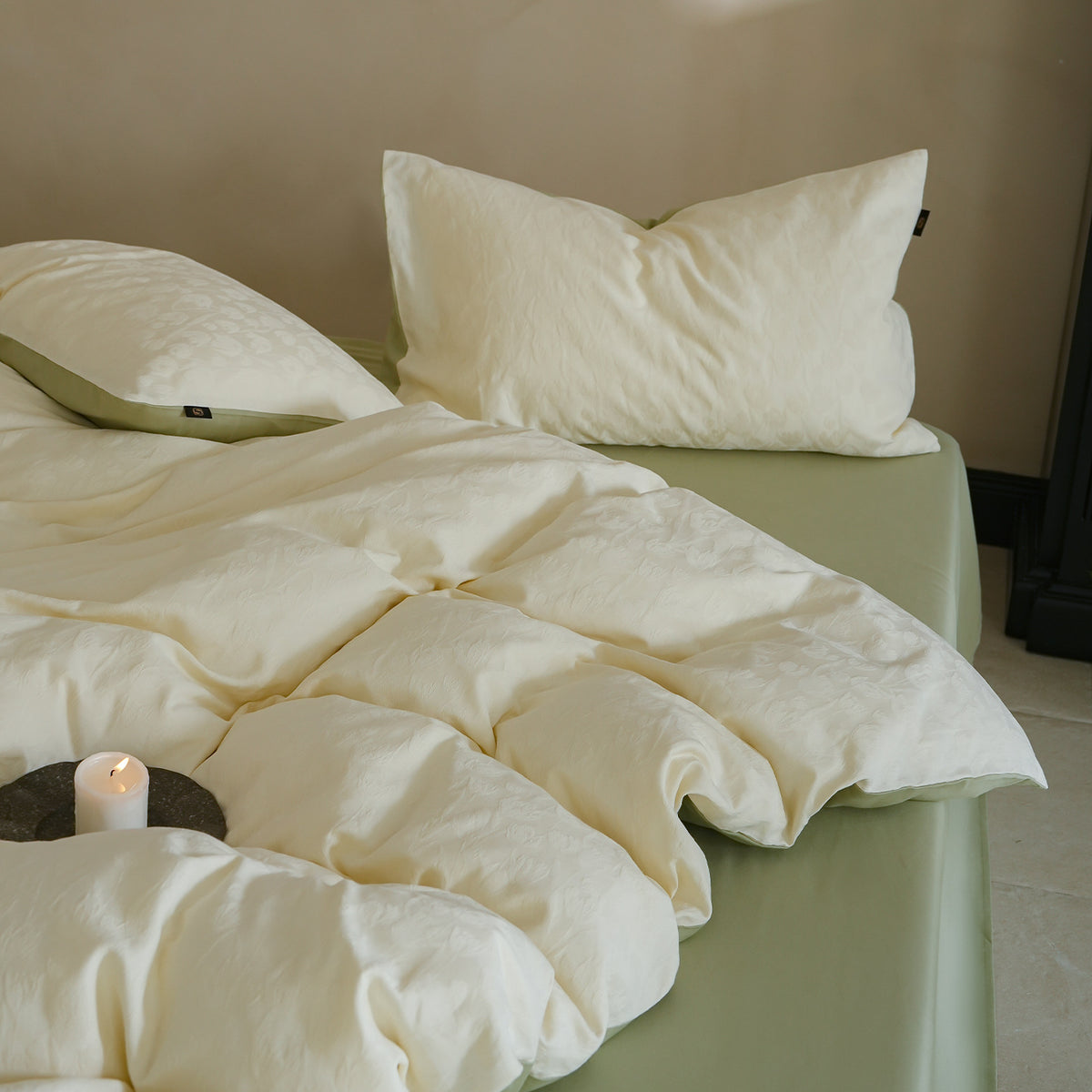 Fein gewebte Bettwäsche‑Garnitur aus Baumwollsatin mit dezenter Jacquard‑Blütenstruktur