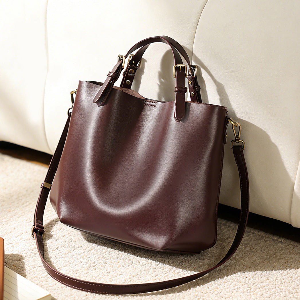 Strukturierte vegane Ledertasche mit verstellbarem Riemen und goldenen Beschlägen