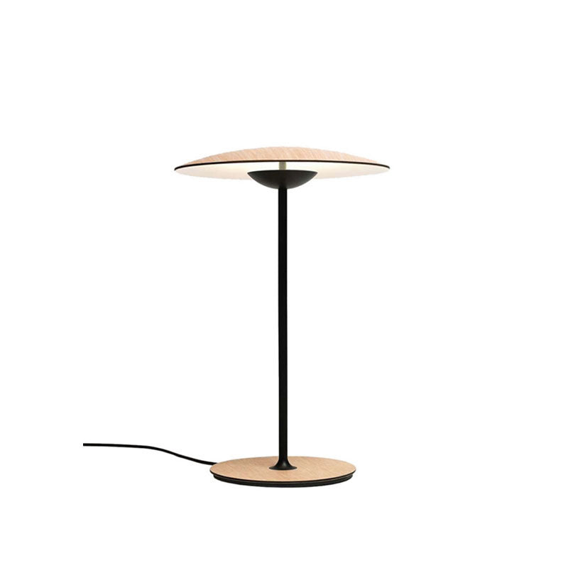 Schlanke moderne Tischlampe mit minimalistischem Design