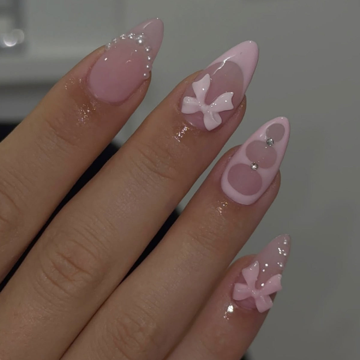 Kunstvolle Stiletto-Nägel mit filigranen Akzenten Brehn