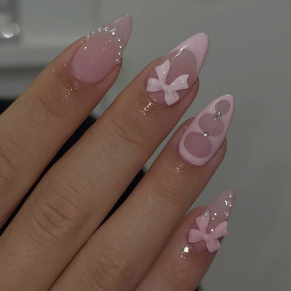 Kunstvolle Stiletto-Nägel mit filigranen Akzenten Brehn