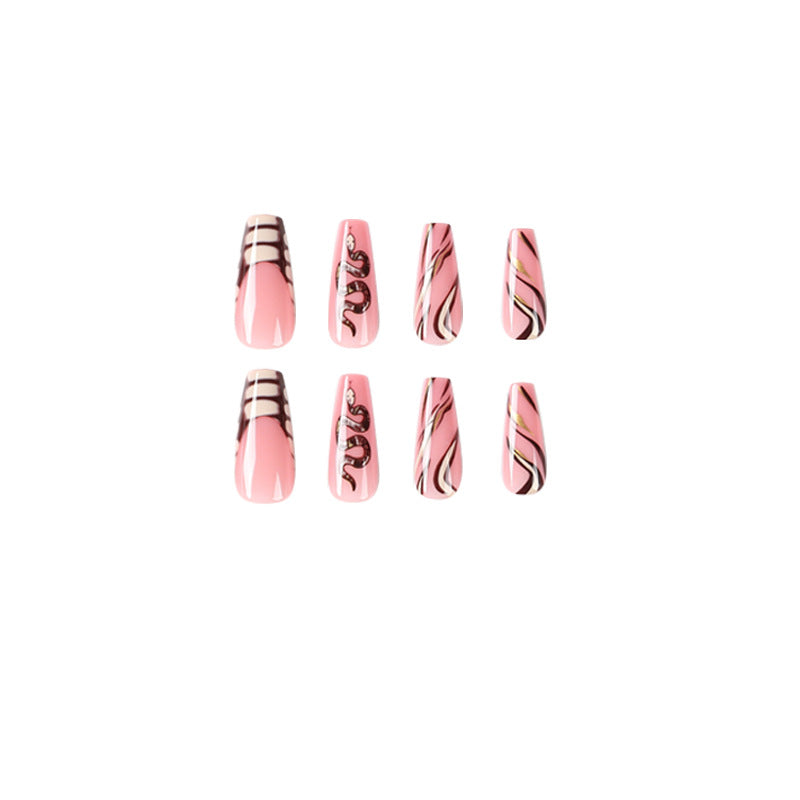 Kunstvolle Nagelkunst mit Schlangenmotiv und Metallic-Elementen Brehn