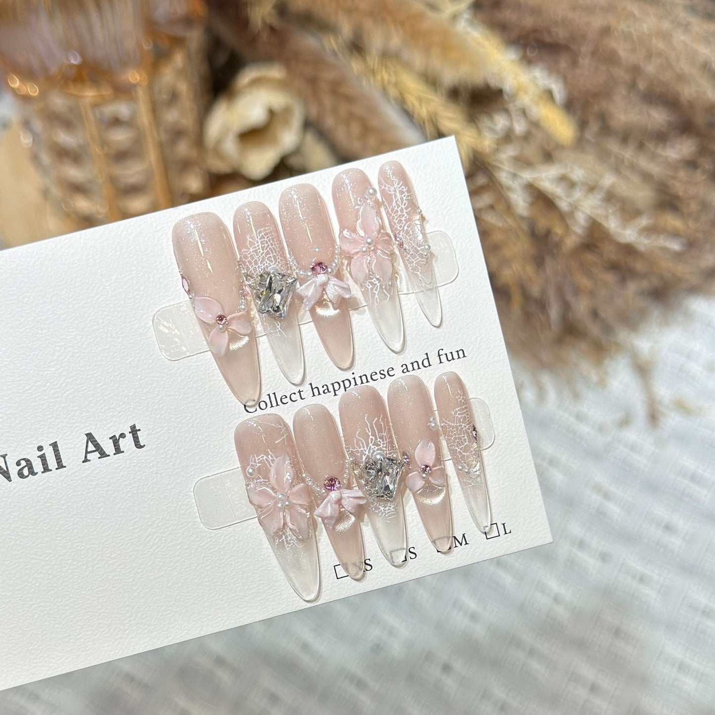 Dekoratives Press-On Nagelset mit floralen und Edelsteinakzenten Brehn