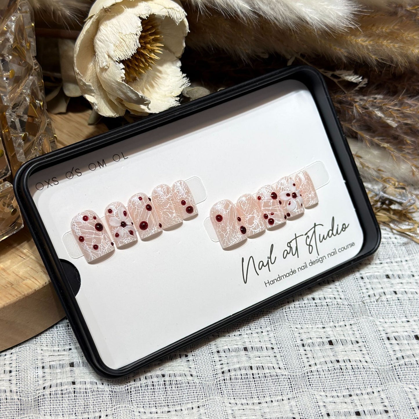 Künstlerisches Press-On Nagelkunst-Set mit einzigartigem Design Brehn