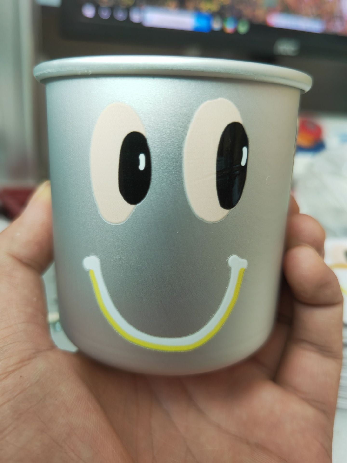 isolierter Edelstahl Smiley-Gesicht Becher mit wiederverwendbarem Deckel, rutschfester Unterseite und kinderfreundlichem Griff Brehn