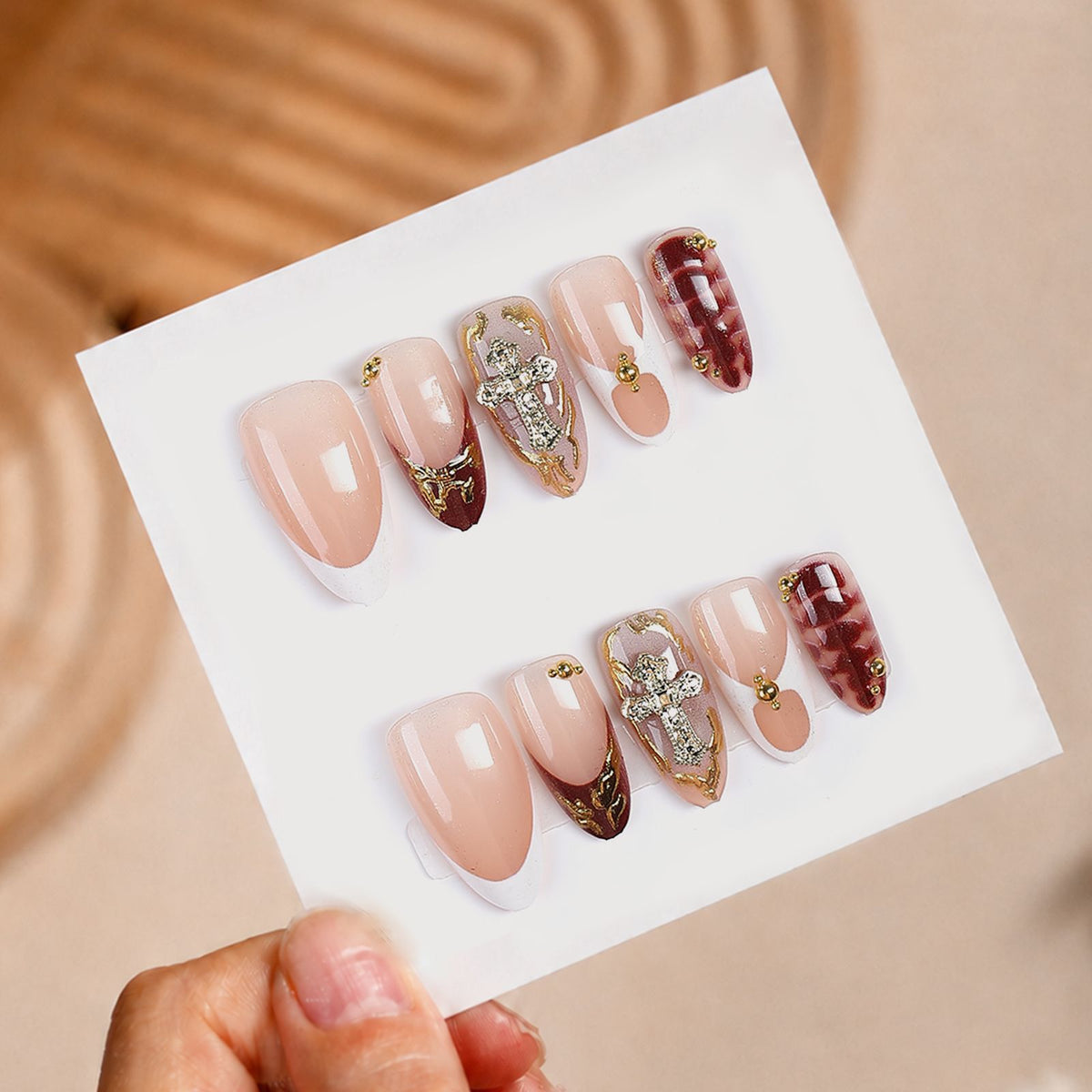 Premium dekoratives Press-On-Nagelkunstset mit goldenen Akzenten Brehn