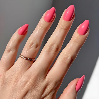 Kunstnagelset mit eleganter Tropfenform und hochglänzenden Akzenten Brehn