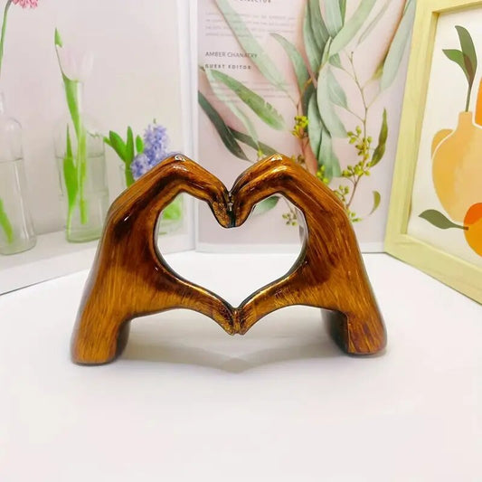 Herzförmige Holz-Handskulptur Brehn