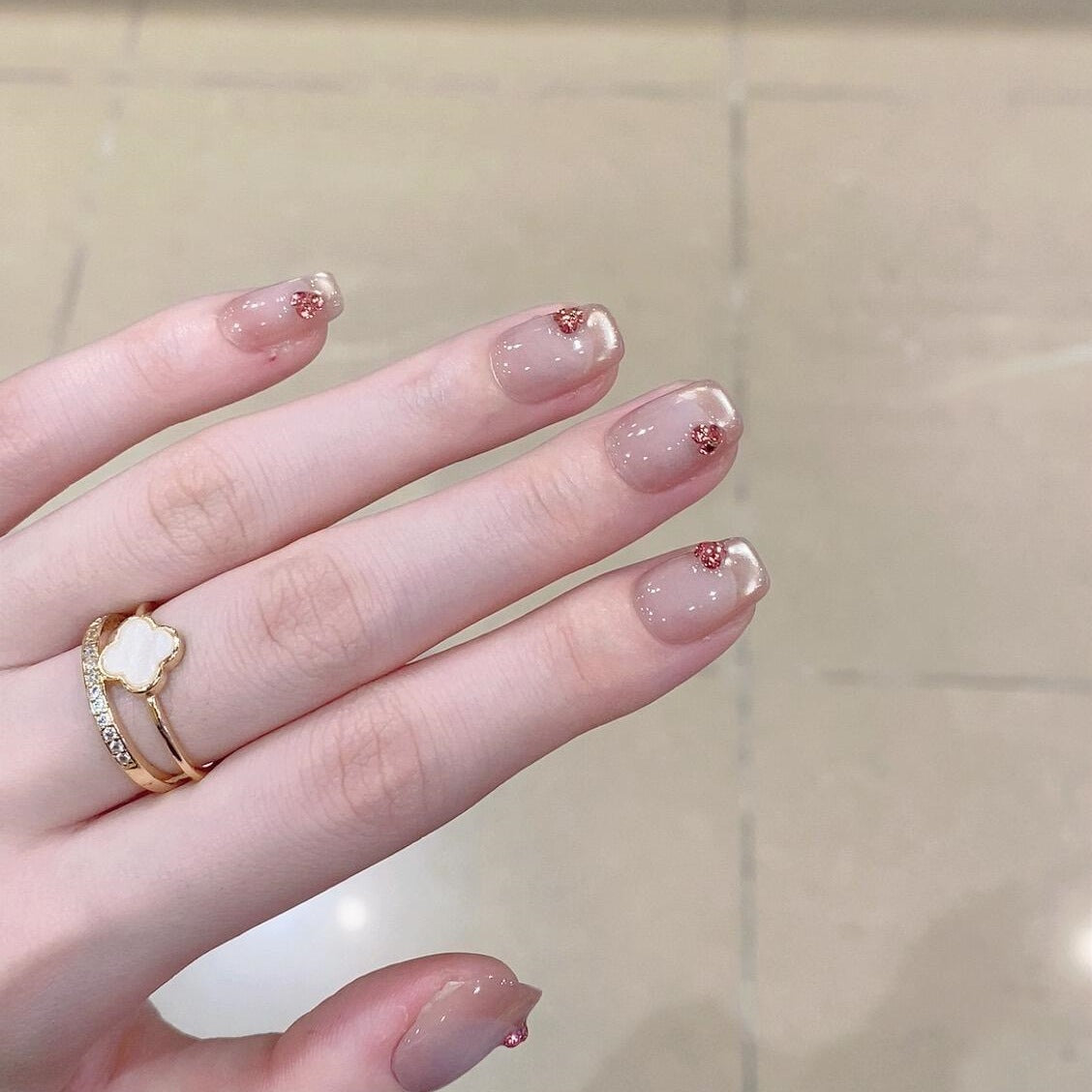 Kunstnägel mit Eleganten Glitzerdetails Brehn
