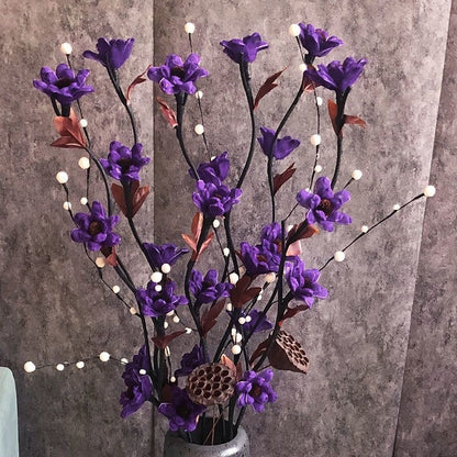 Lebensechte dekorative Blumenarrangement