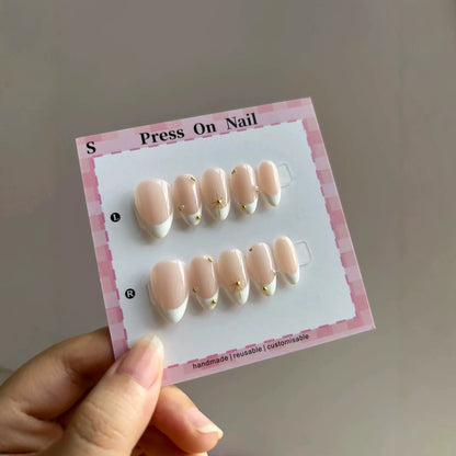 Dekorativer Press-On-Nagelset mit einzigartigen Designmerkmalen
