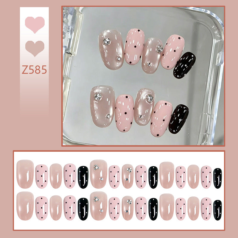 Kunstnagelset mit glamourösen Strassakzenten und modernen Punkten Brehn