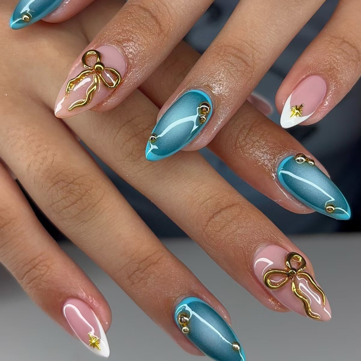 Künstlerisches Stiletto-Nagelkunst-Set mit Goldakzenten Brehn
