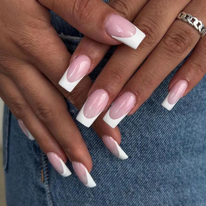 Kunstvolle Nagelkunst mit French Tip Design Brehn