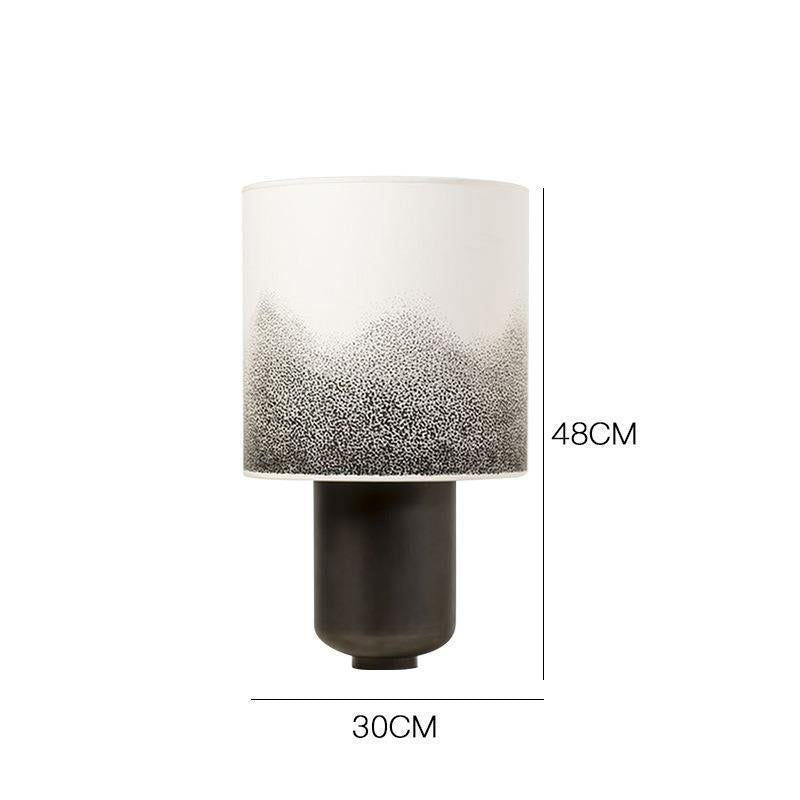 Moderne Tischlampe mit künstlerischem Schirm