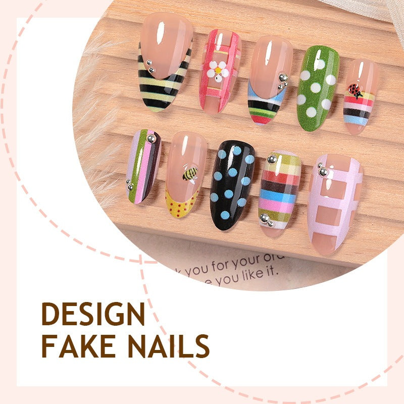 Kunstnagelset mit bunten Mustern und Glitzerdetails Brehn