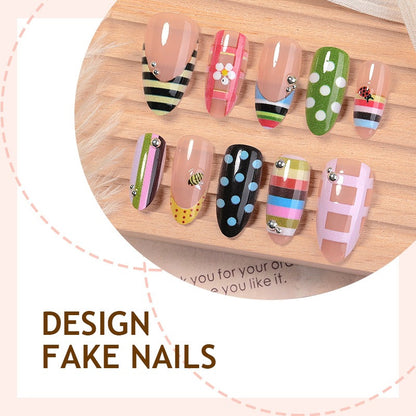 Kunstnagelset mit bunten Mustern und Glitzerdetails Brehn