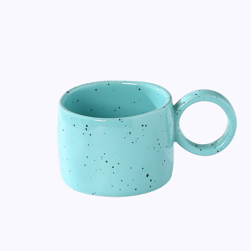Keramik-Tasse mit herzförmigem Henkel und Sprenkel-Design
