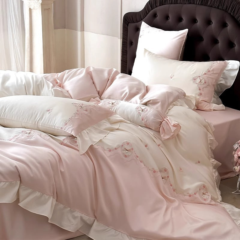 Luxuriös Gesticktes Satin Bettwäsche Set mit Dekorativem Kopfkissen & Rüsche Kissenbezügen