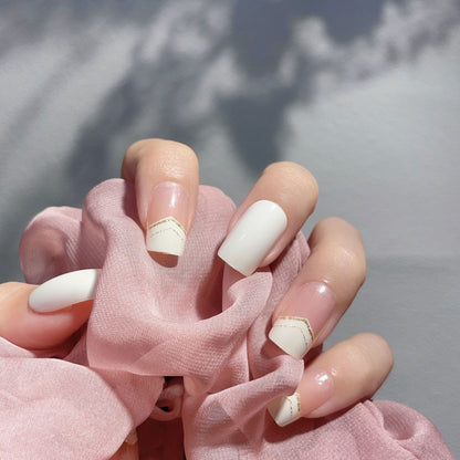 Elegantes Press-On-Nagelspitzen-Set mit geometrischen Akzenten