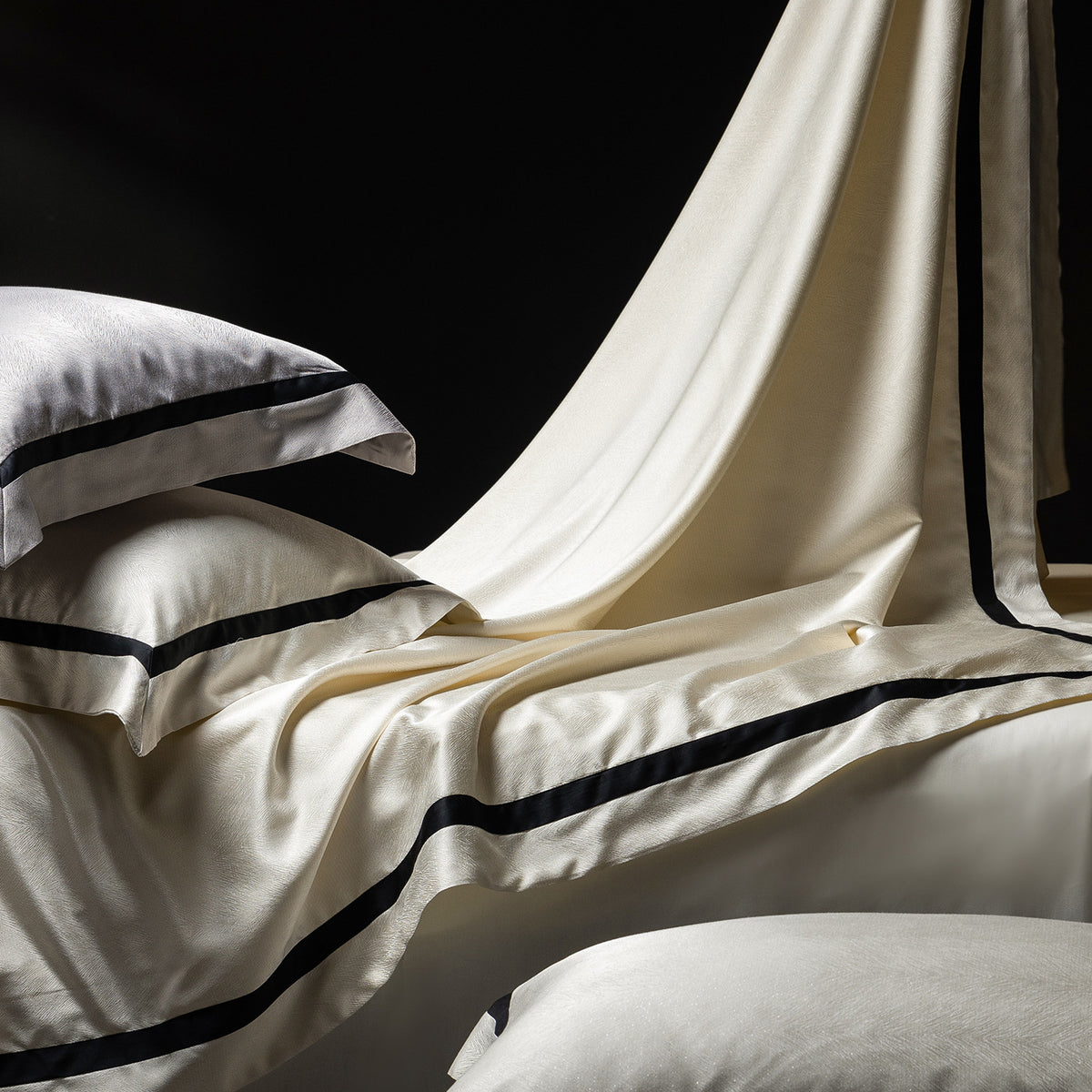 Luxuriöses Satin-Bettwäsche-Set mit kontrastierender Zierborte
