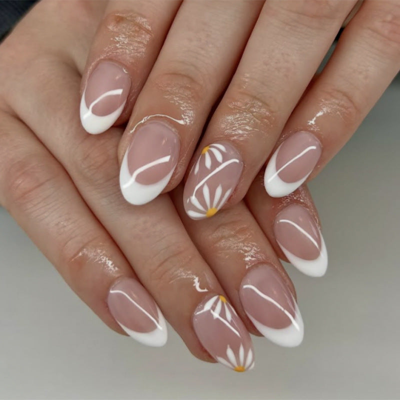 Elegante Nagelkunst mit Blütenmotiven Brehn