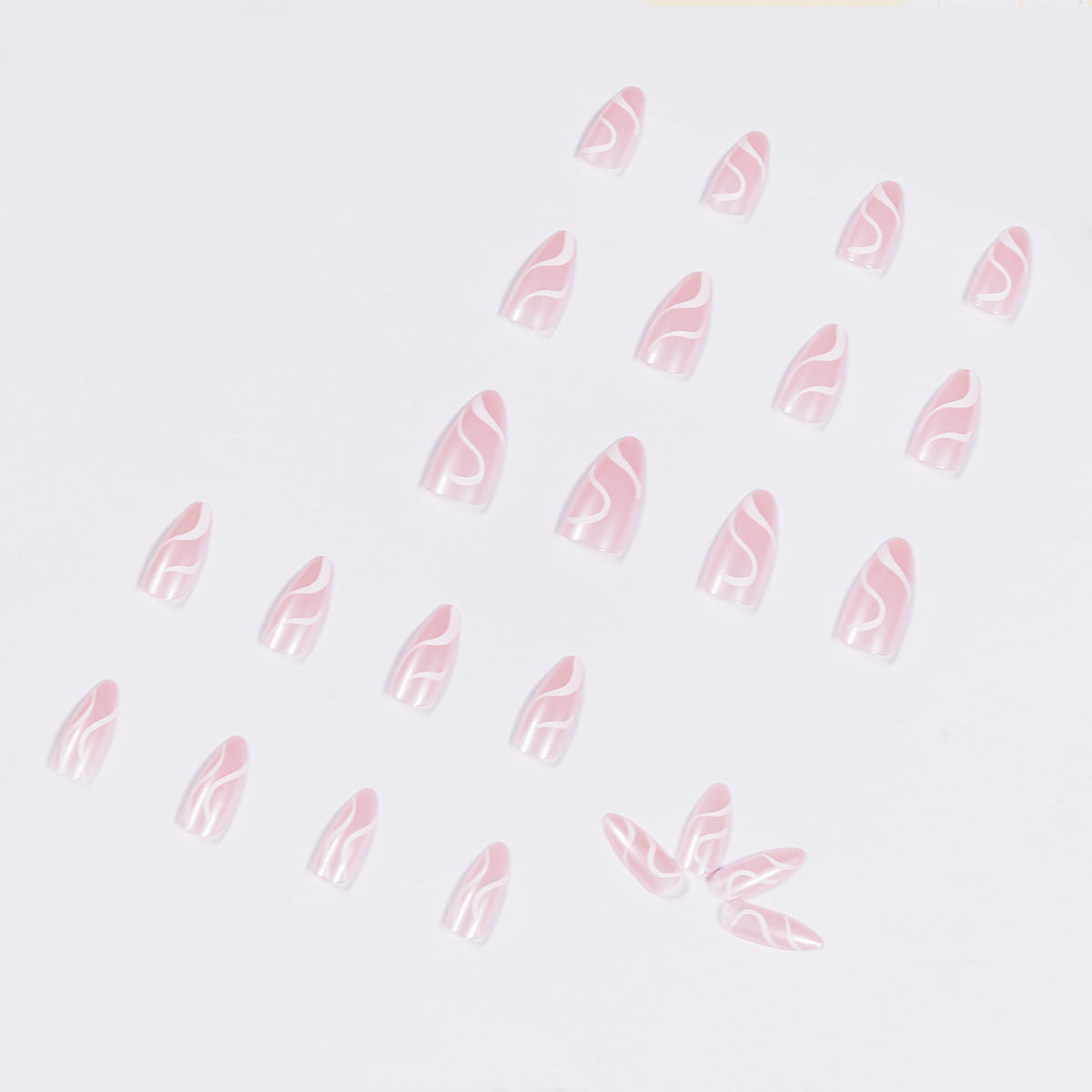 Kunstvolle Nagelverlängerungen mit geschwungenem Design Brehn