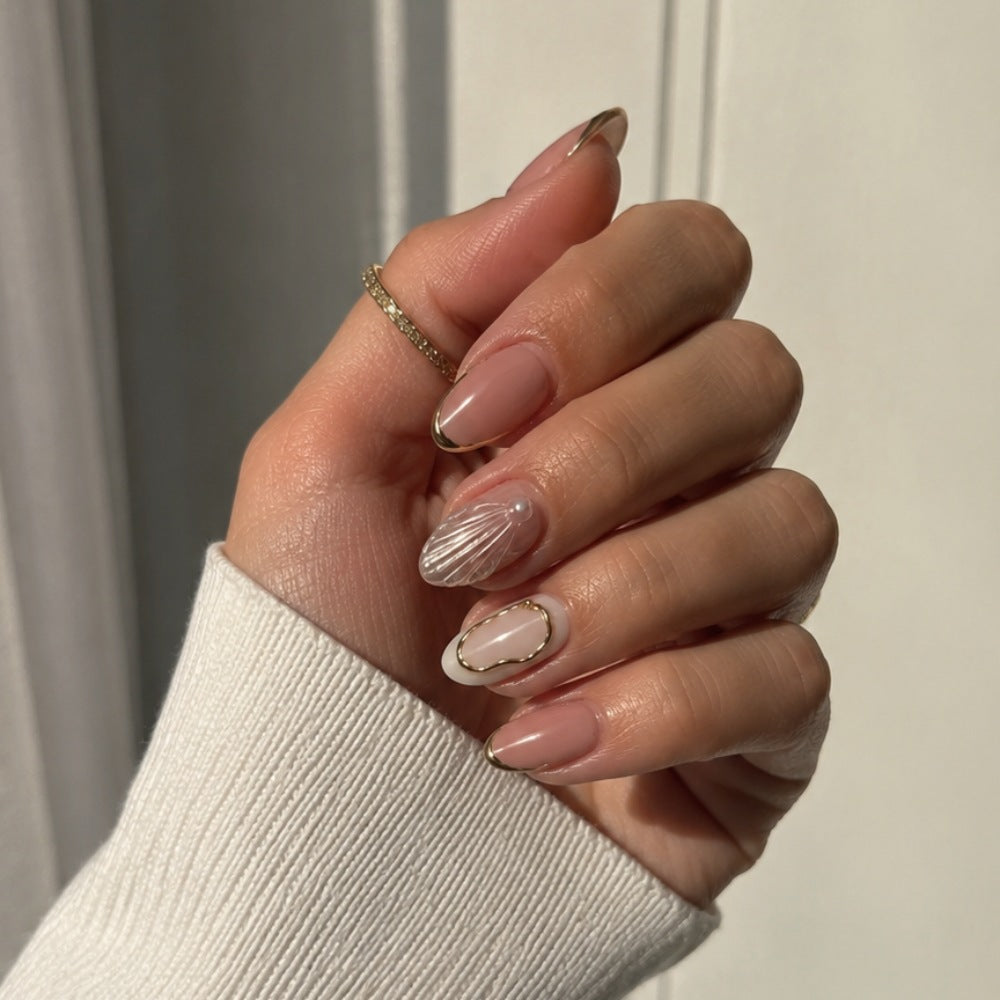 Künstlerisches Press-On-Nageldesign mit goldenen Verzierungen Brehn