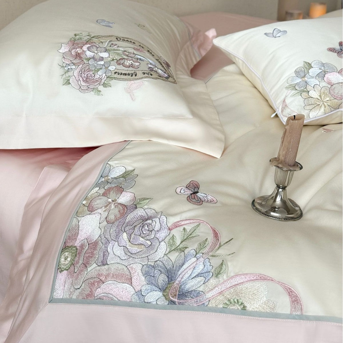 Luxuriöses floral besticktes Baumwollsatin-Bettwäsche-Set mit Volant und Zierkissen Brehn