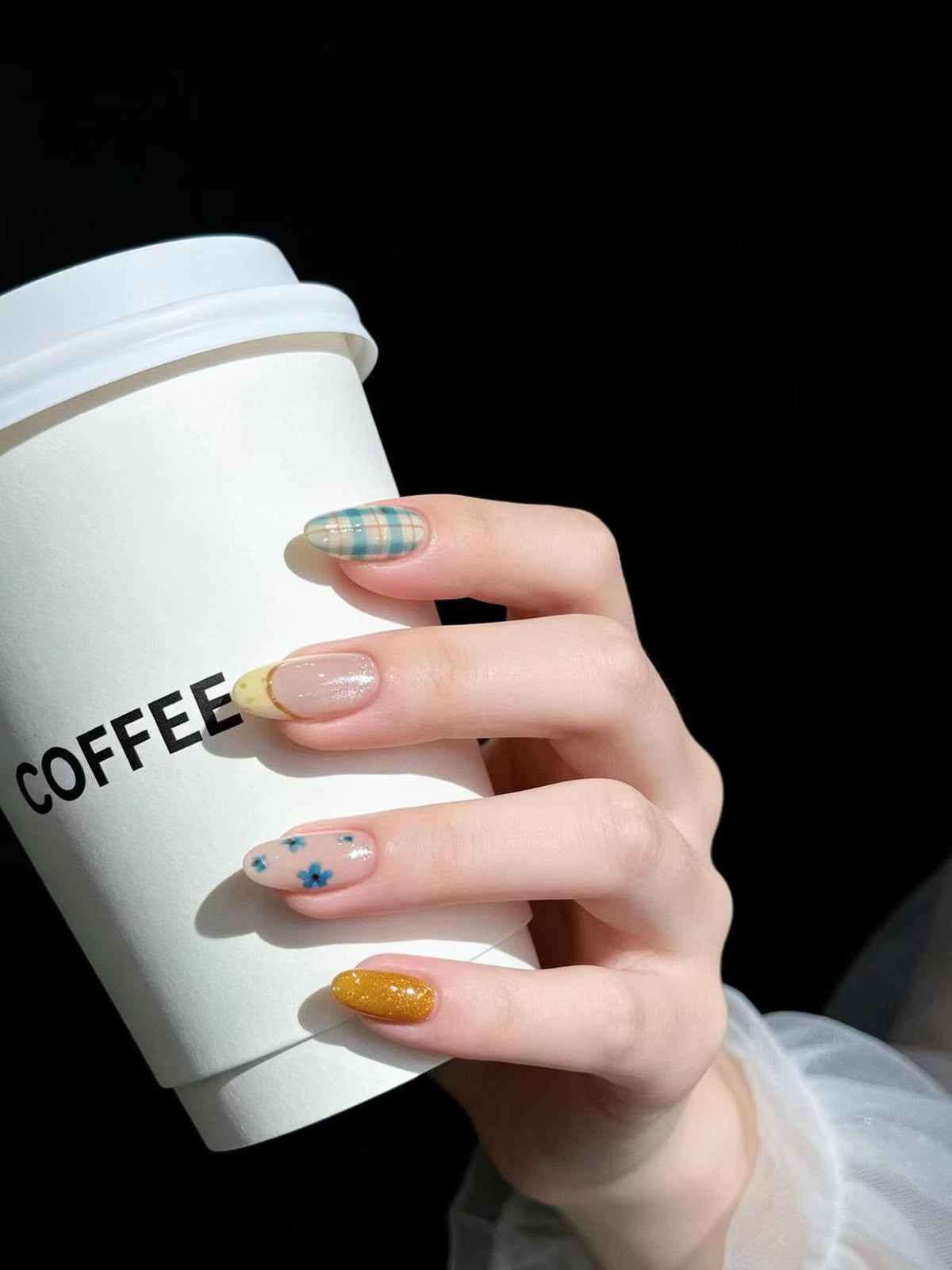 Künstlerisches Press-on-Nagelset mit floralem Design