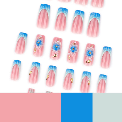 Kunstvolle Nagelkunst mit floralen Akzenten und Glitzereffekten Brehn