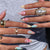 Kunstnagelset mit eleganten floralem Design und Glitzerakzenten Brehn