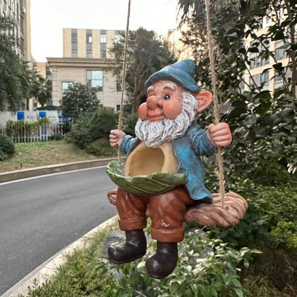 Gartenwichtel auf Schaukel Brehn