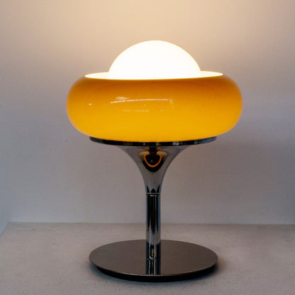 Moderne Tischlampe mit schlankem Metallfuß und sanftem Leuchtenschirm