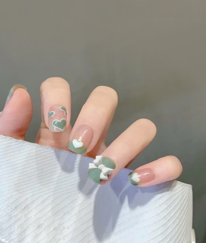 Kunstnagelset mit funkelnden Glitzer- und holografischen Akzenten Brehn