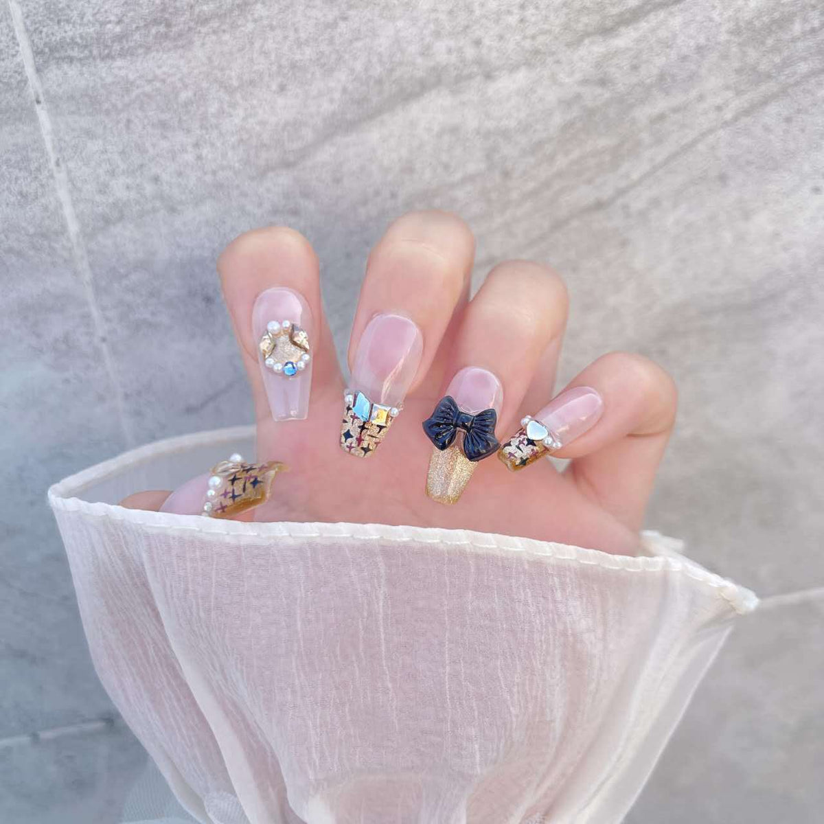 Dekorativer Druck-Nagelkunstset mit Schmuckakzenten