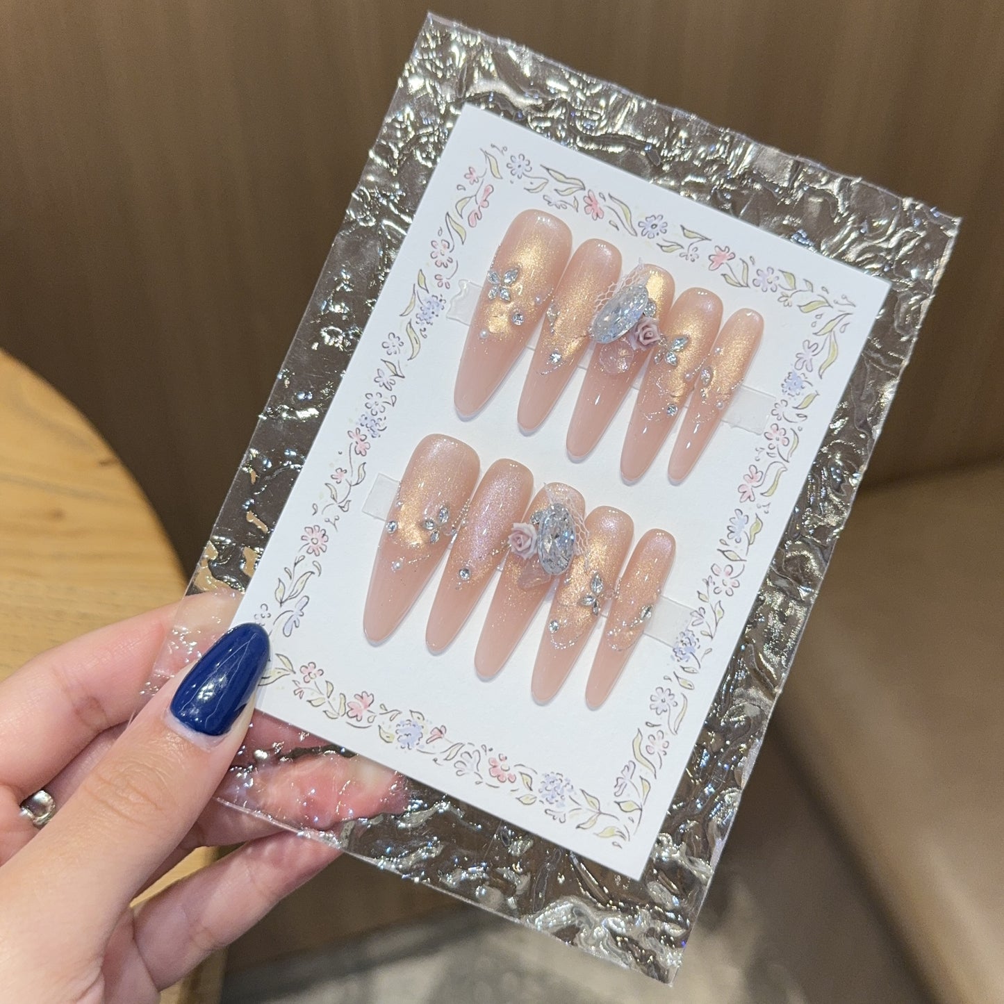 Kunstnägel mit Romantischen Blumen- und Glitzerdetails Brehn