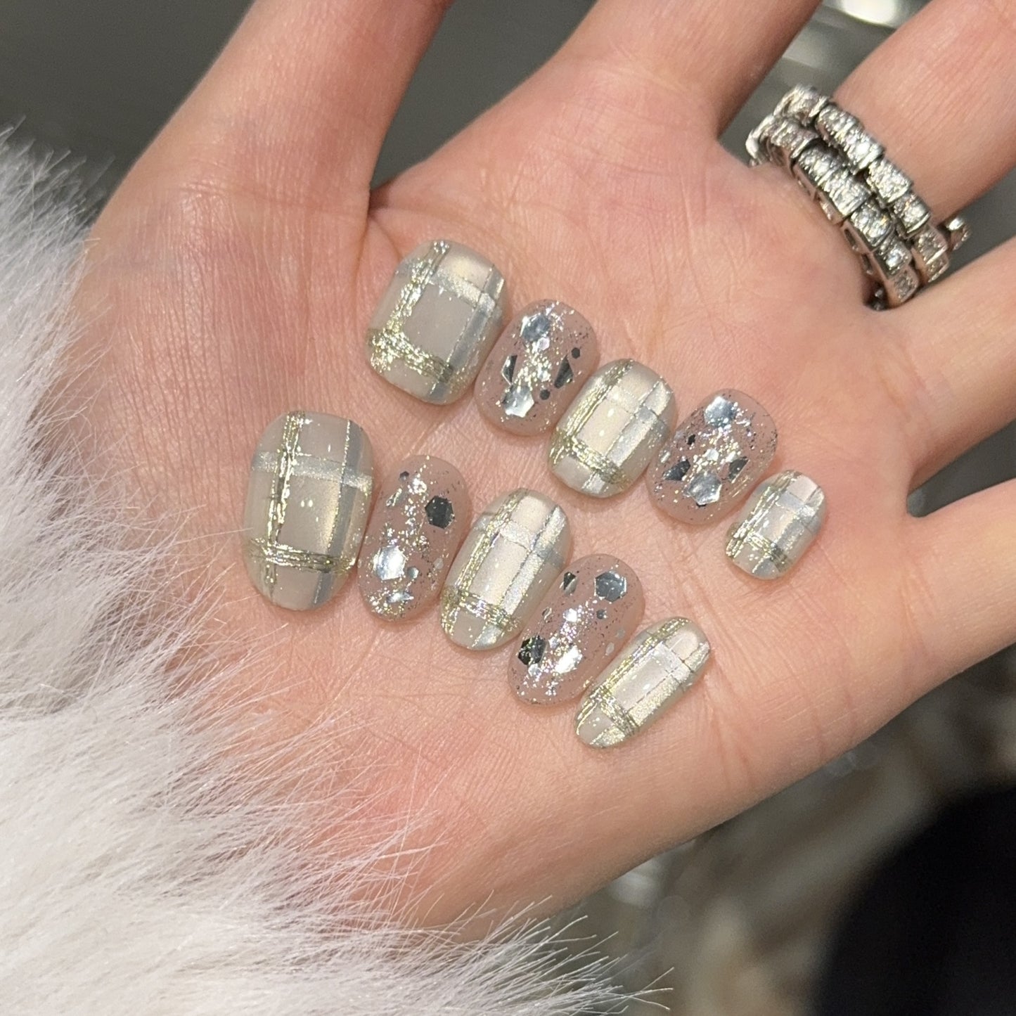Glamouröse Kunstnagelspitzen mit Metallic-Detail Brehn