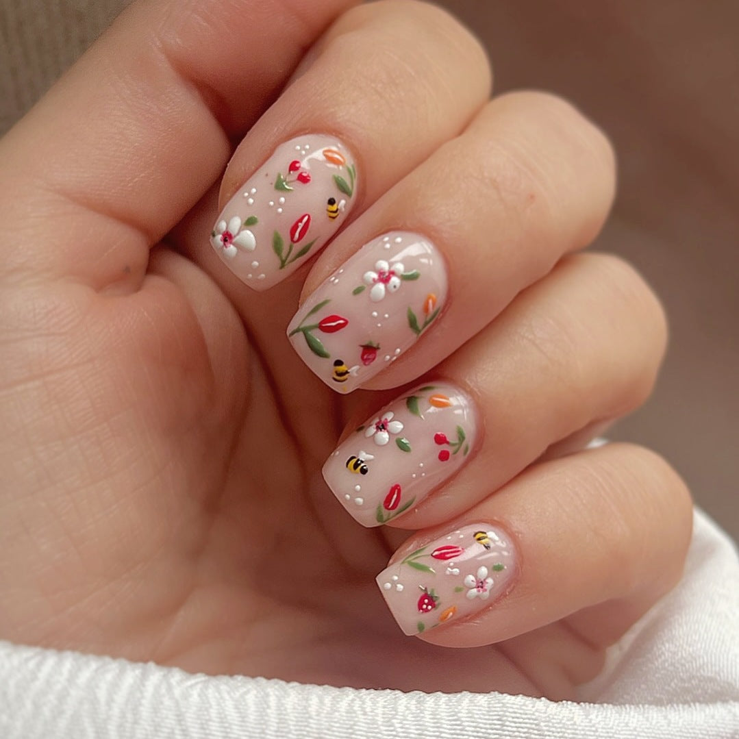 Kunstnagelset mit fröhlichen Blumen- und Bienendesigns Brehn