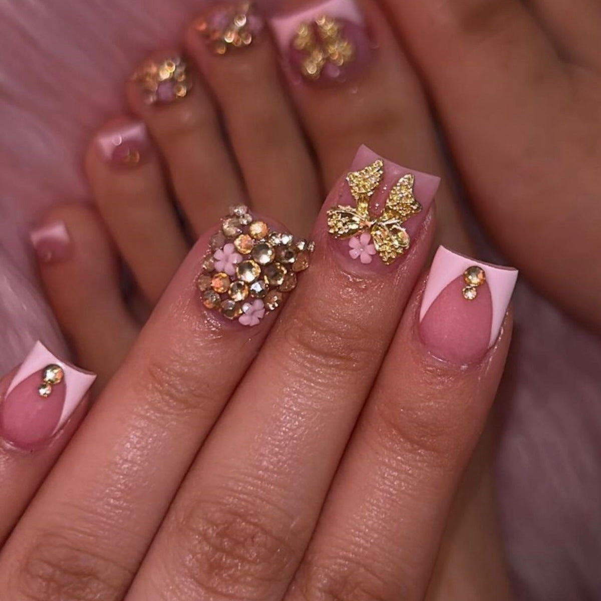 Glamouröse Strass- und Blumen-Nageldesign Brehn