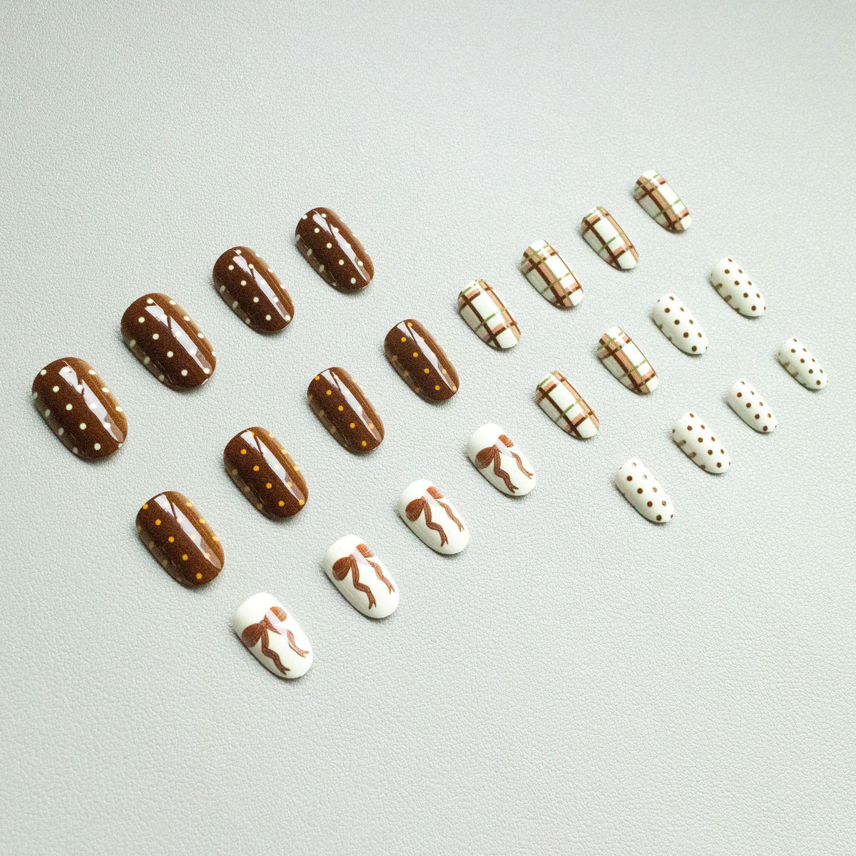 Künstlerisches Nagelkunstset mit einzigartigen Mustern