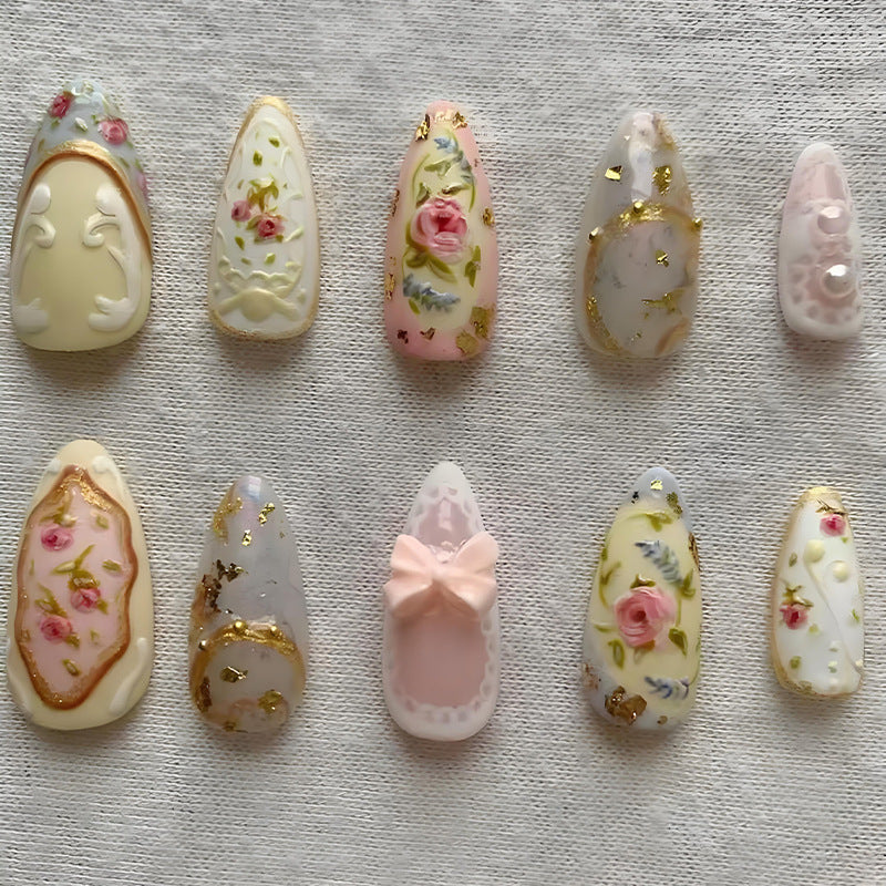 Kunstnagelset mit zarten Blumen- und Glitzerdekoren Brehn