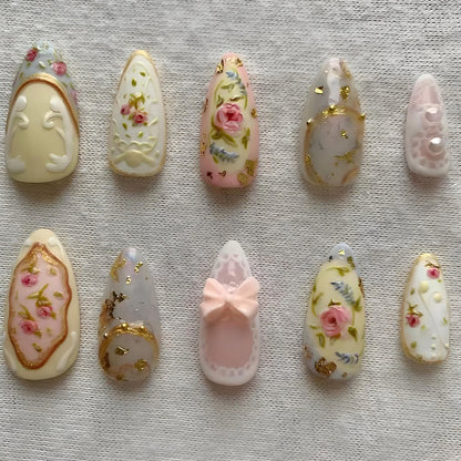 Kunstnagelset mit zarten Blumen- und Glitzerdekoren Brehn