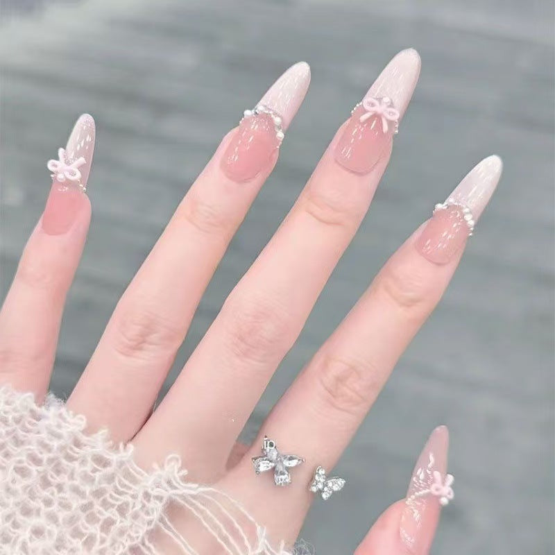 Elegante Stiletto Nagel Kunst Tipps mit Perlenakzenten