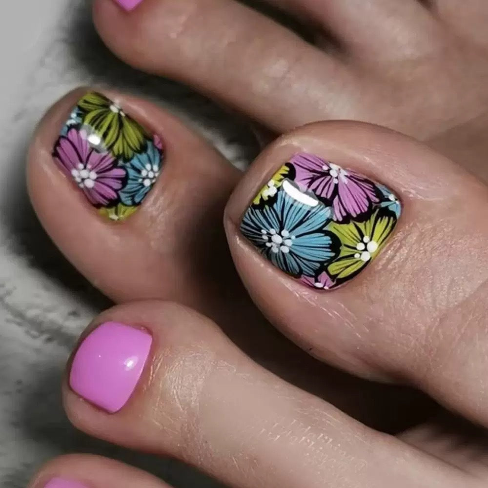 Fußnagelkunst mit buntem Blumenmuster Brehn