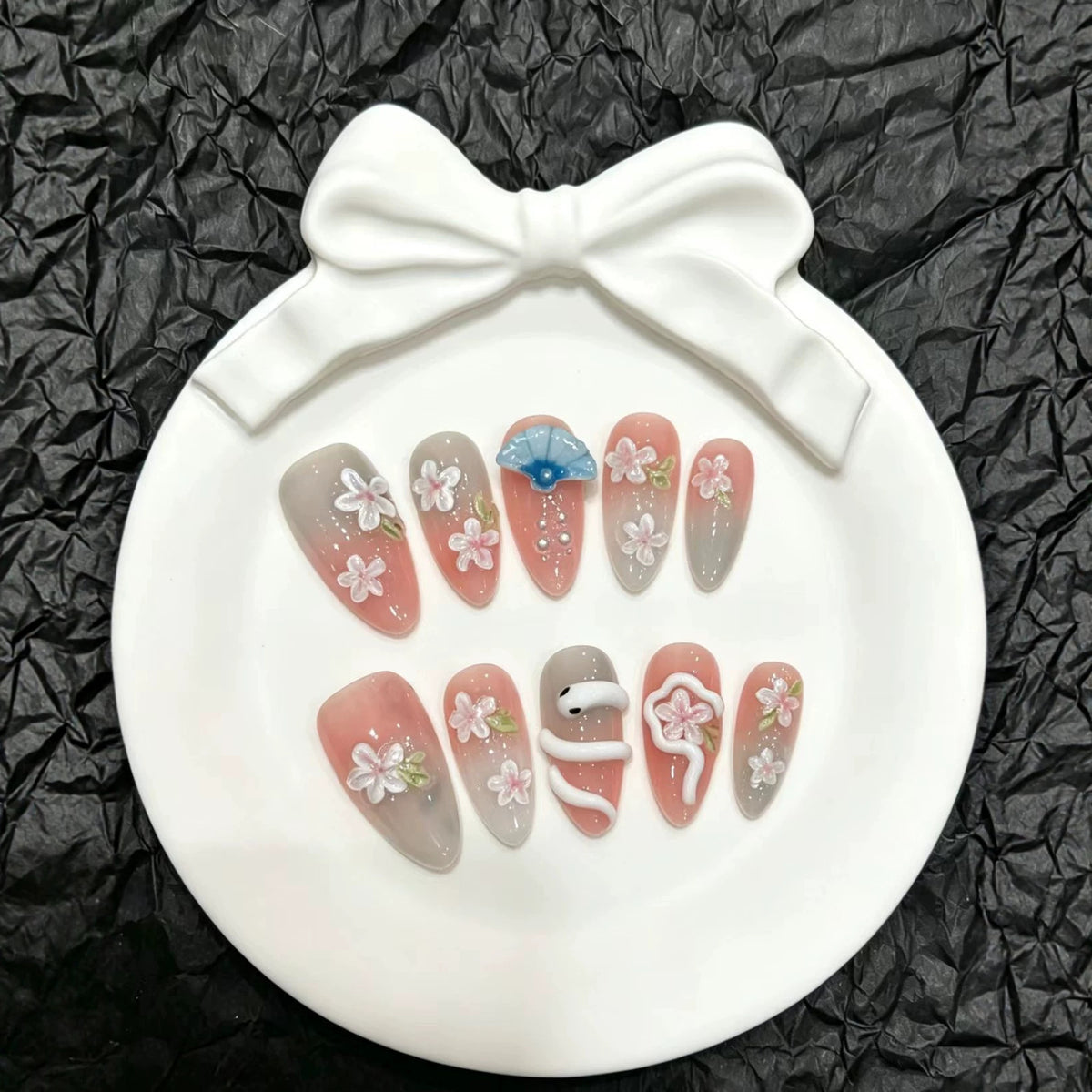 Dekoratives Druck-On-Nail-Art-Set mit floralen und Regenschirm-Akzenten