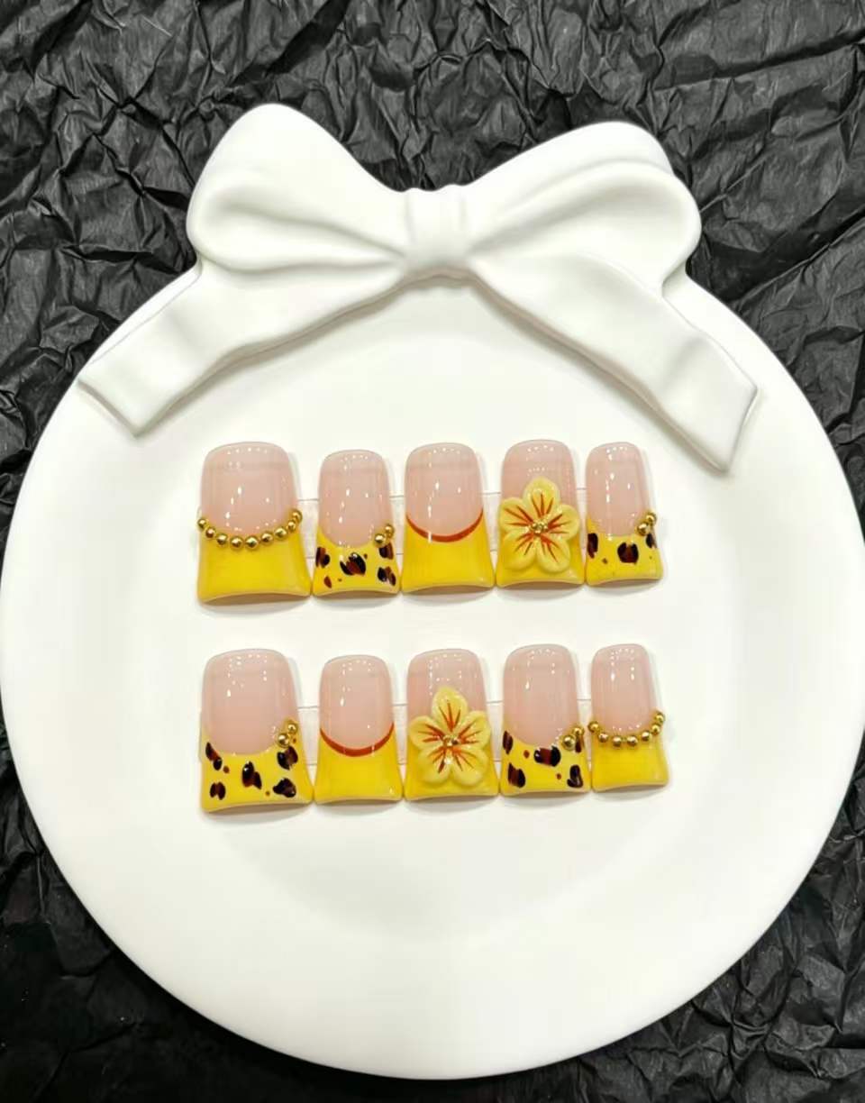 Künstlerisches Press-On-Nagelset mit floralen und tierischen Druckdesigns