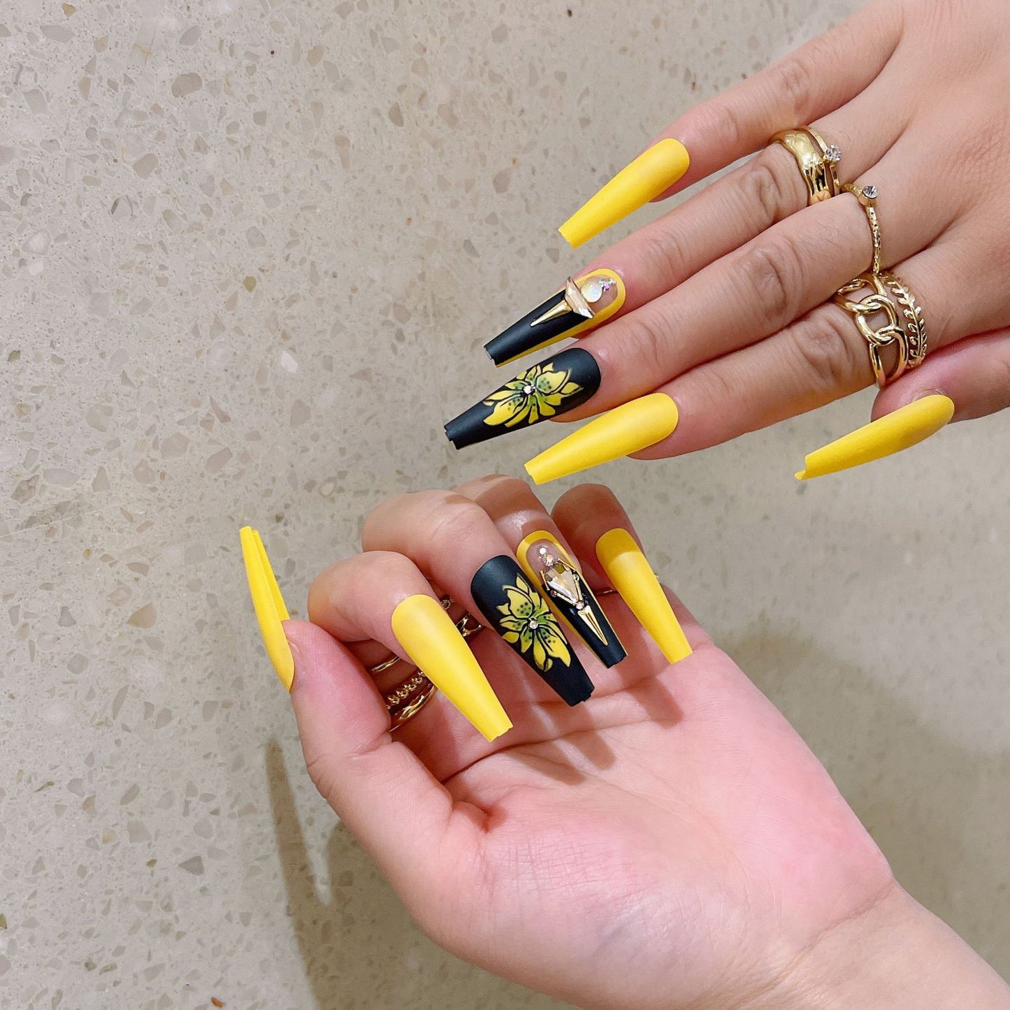 Kunstnagelset mit glamourösen 3D-Verzierungen und detaillierter Blumenillustration Brehn