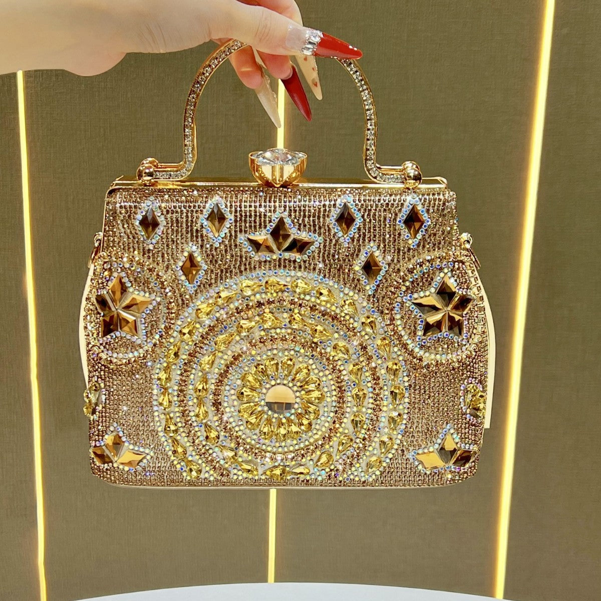 Kristallverzierte Abendclutch