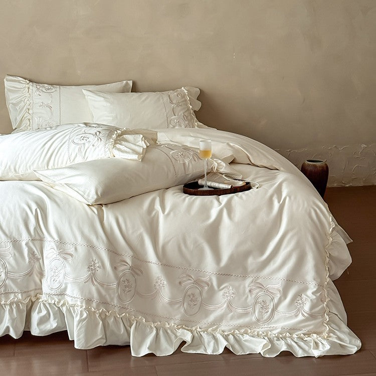 Luxuriöse Satin-Bettgarnitur mit Ornament-Stickerei und gerafftem Saum